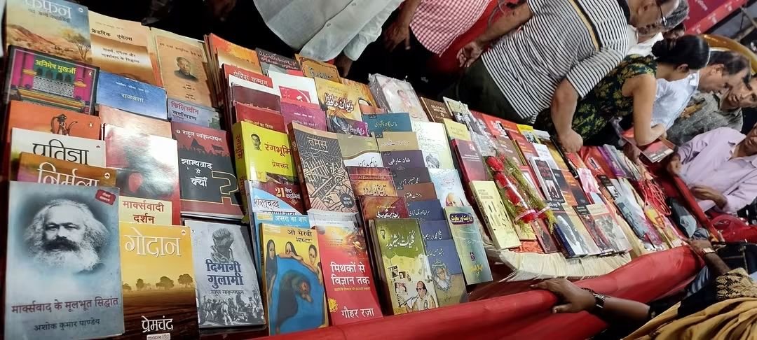 'दुर्गा पूजा' और 'शरदोत्सव' विवाद केवल प्रगतिशील किताबें खरीदने से रोकने की साजिश